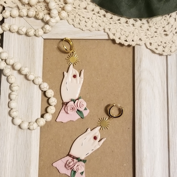 Victorian gloved hands - Picture 4 of 4